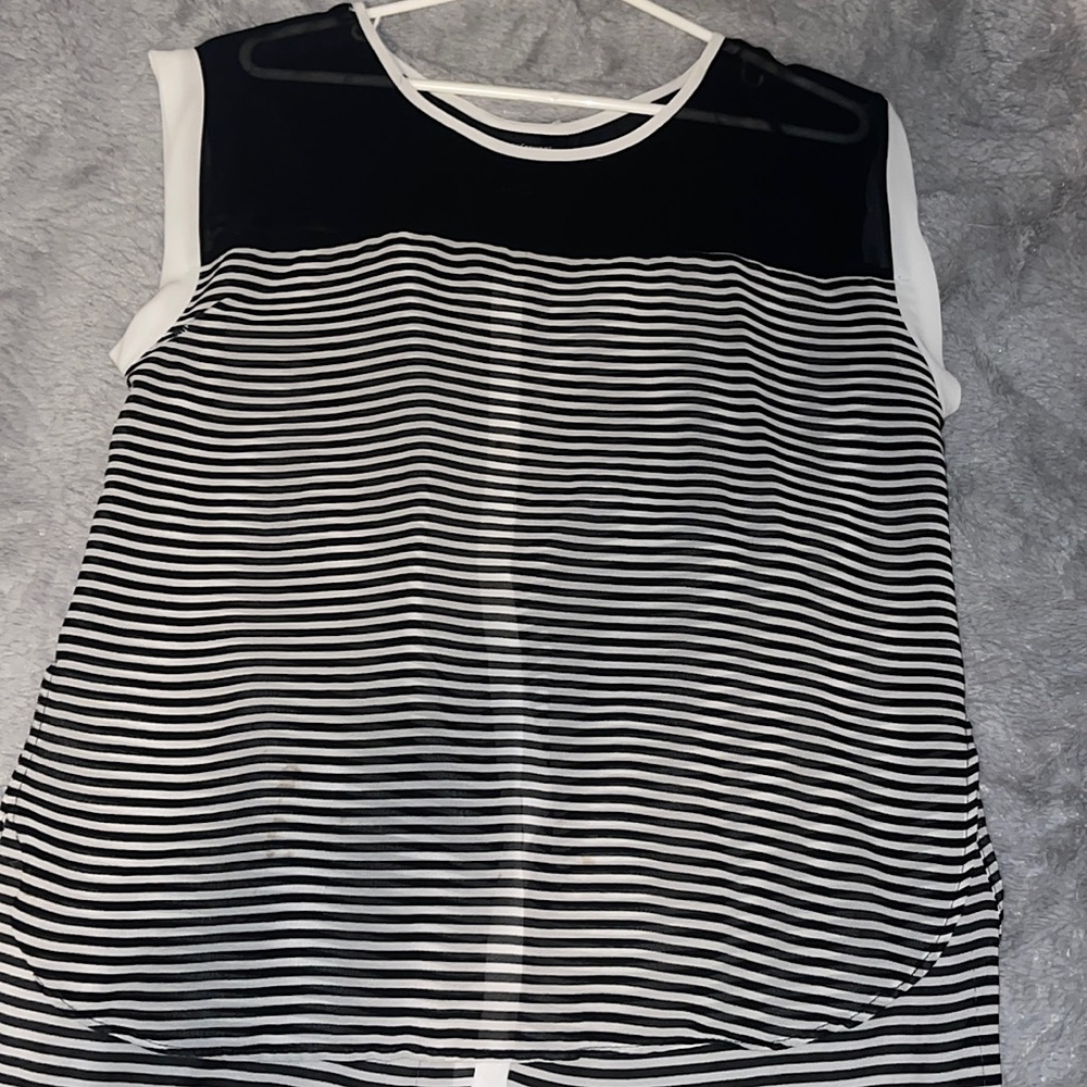 SLEEVELESS HIGH-LOW BLOUSE